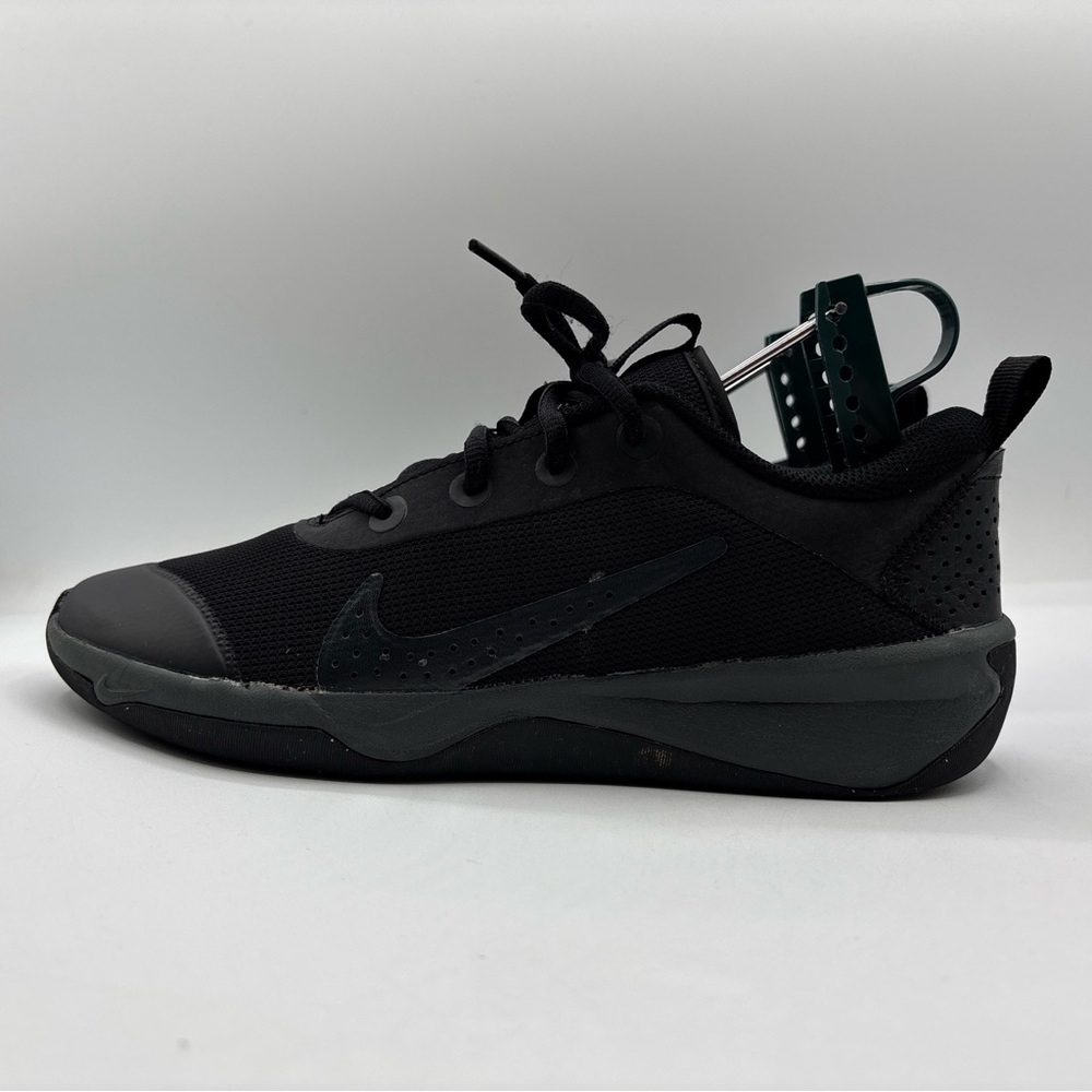 Nike Omni Multi-Court‎ Black Anthracite GS Youth 5.5Y DM9027-001 Indoor Shoes